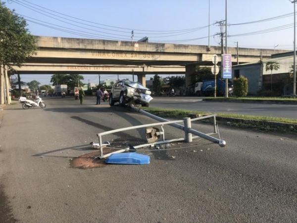 The driver fell asleep, the 7-seater car broke the lamp post on the ...