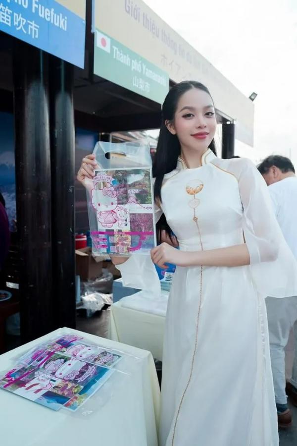 Miss Thanh Thuy and runner-up Phuong Anh promote tourism in Hoi An ...